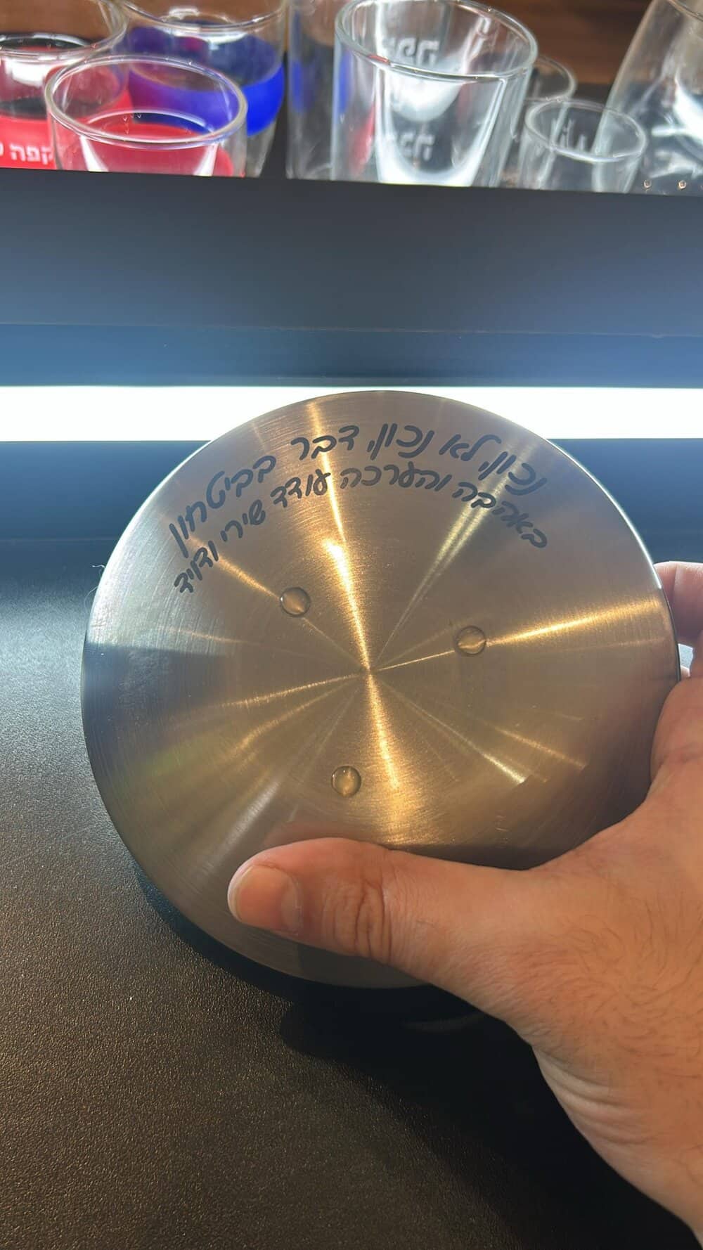 חריטה על מאפרה עשויה נירוסטה