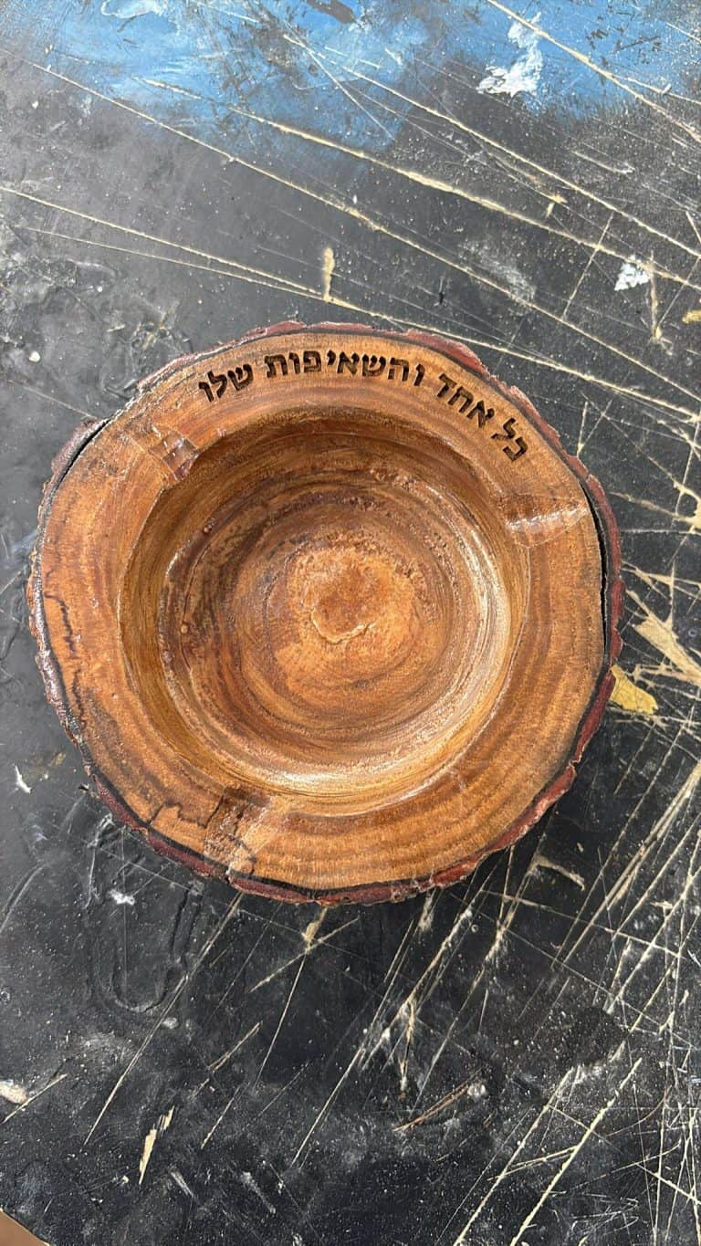 חריטה על מאפרה עשוייה עץ כל אחד והשאיפות שלו
