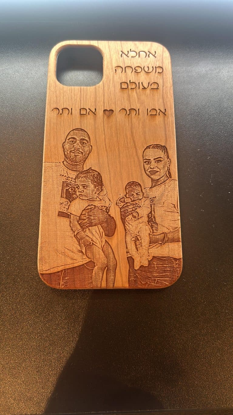 חריטה על מגן לטלפון זוג הורים ו-2 ילדים