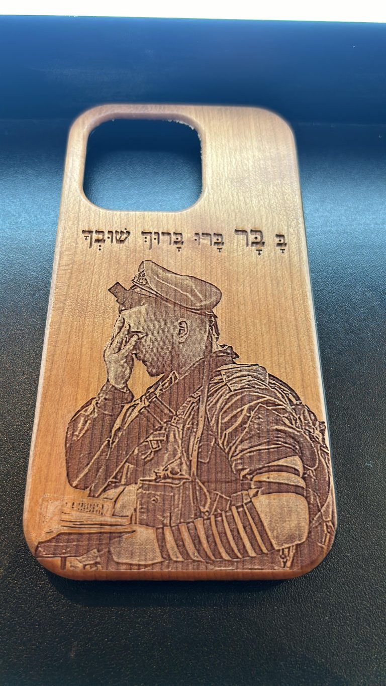 חריטה על מגן לטלפון חייל מניח תפילין