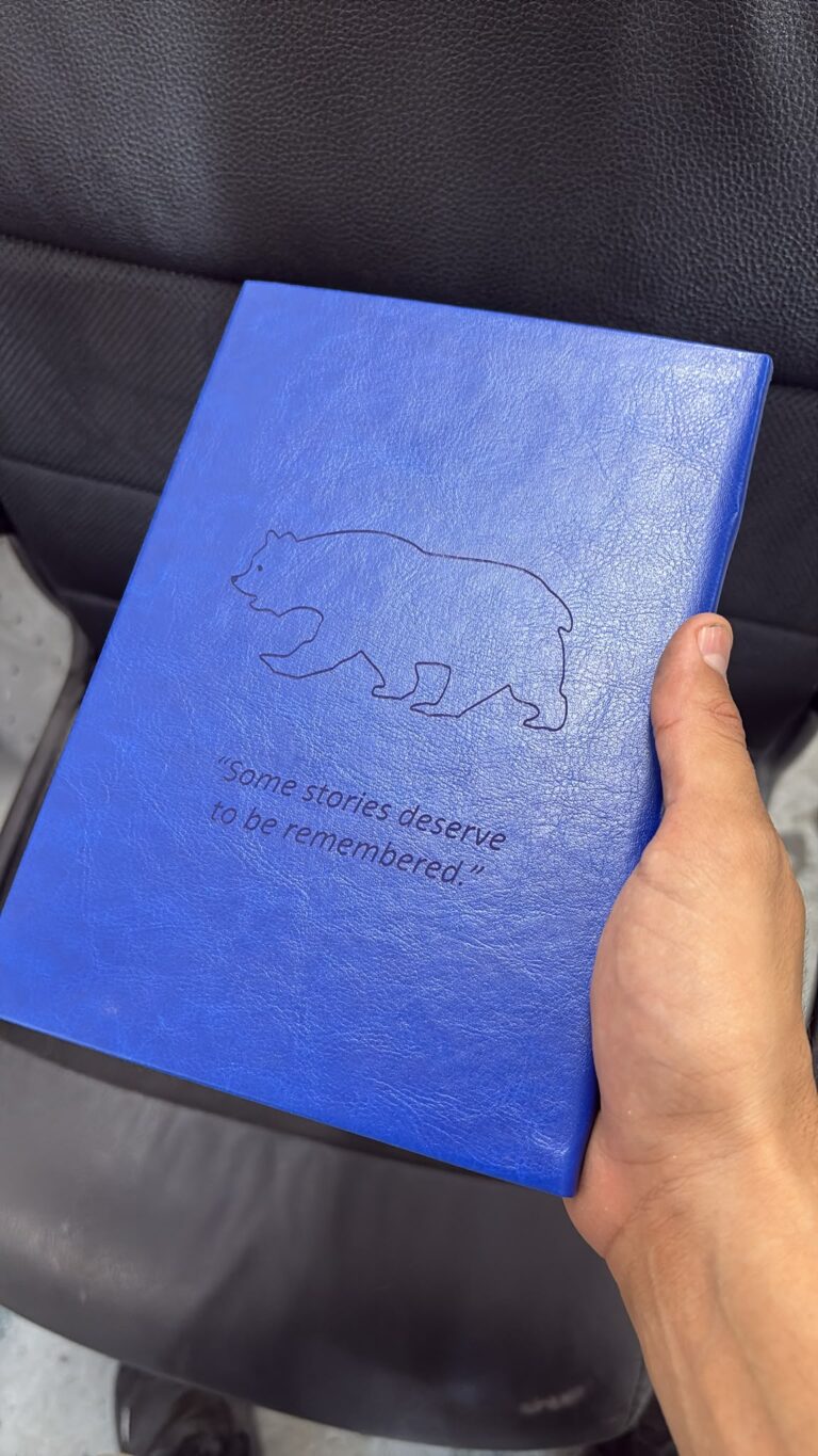 חריטה על מחברת יוקרתית מעור כחול עם דוב Some stories deserve to be remembered