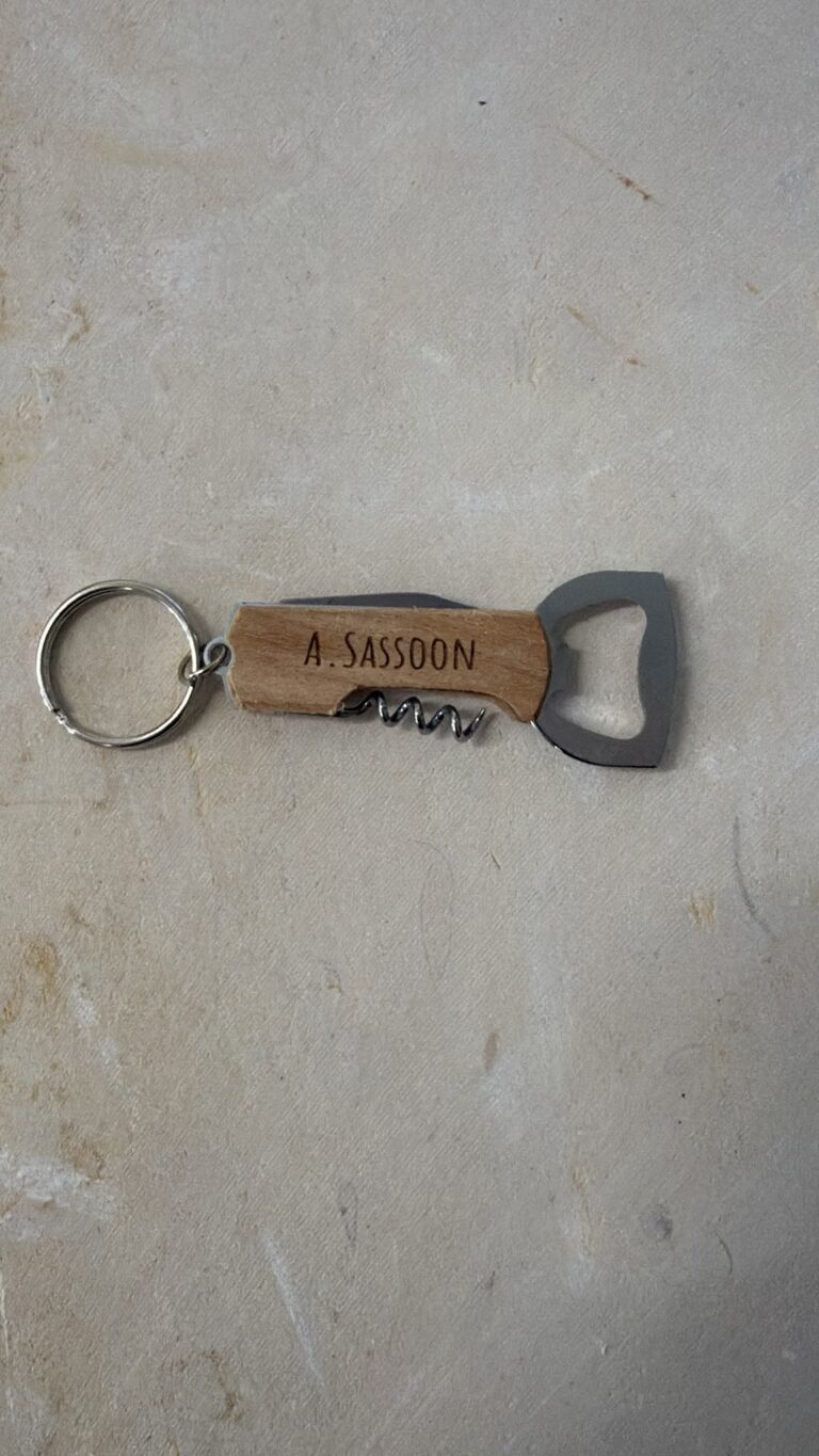 חריטה על מחזיק מפתחות מעץ פותחן בקבוקים עם השם A Sassoon