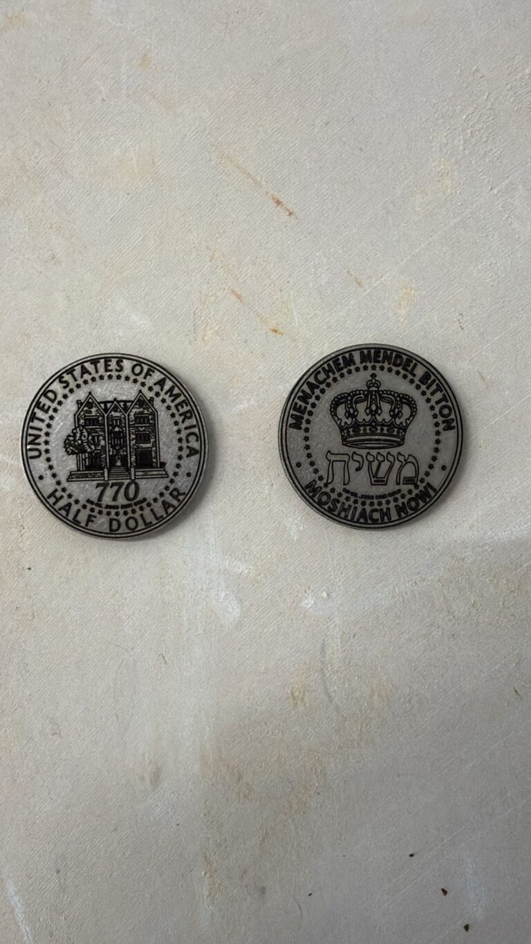 חריטה על מטבע מתכת 770 half dollar עם כתר משיח ומנחם מנדל ביטון