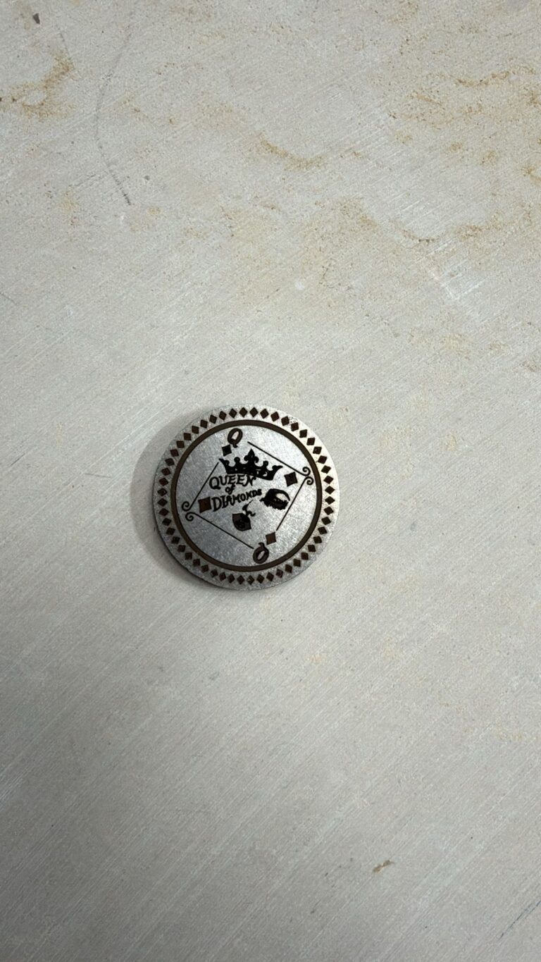 חריטה על מטבע מתכת Queen of Diamonds עם כתר ואיור קלף יהלום