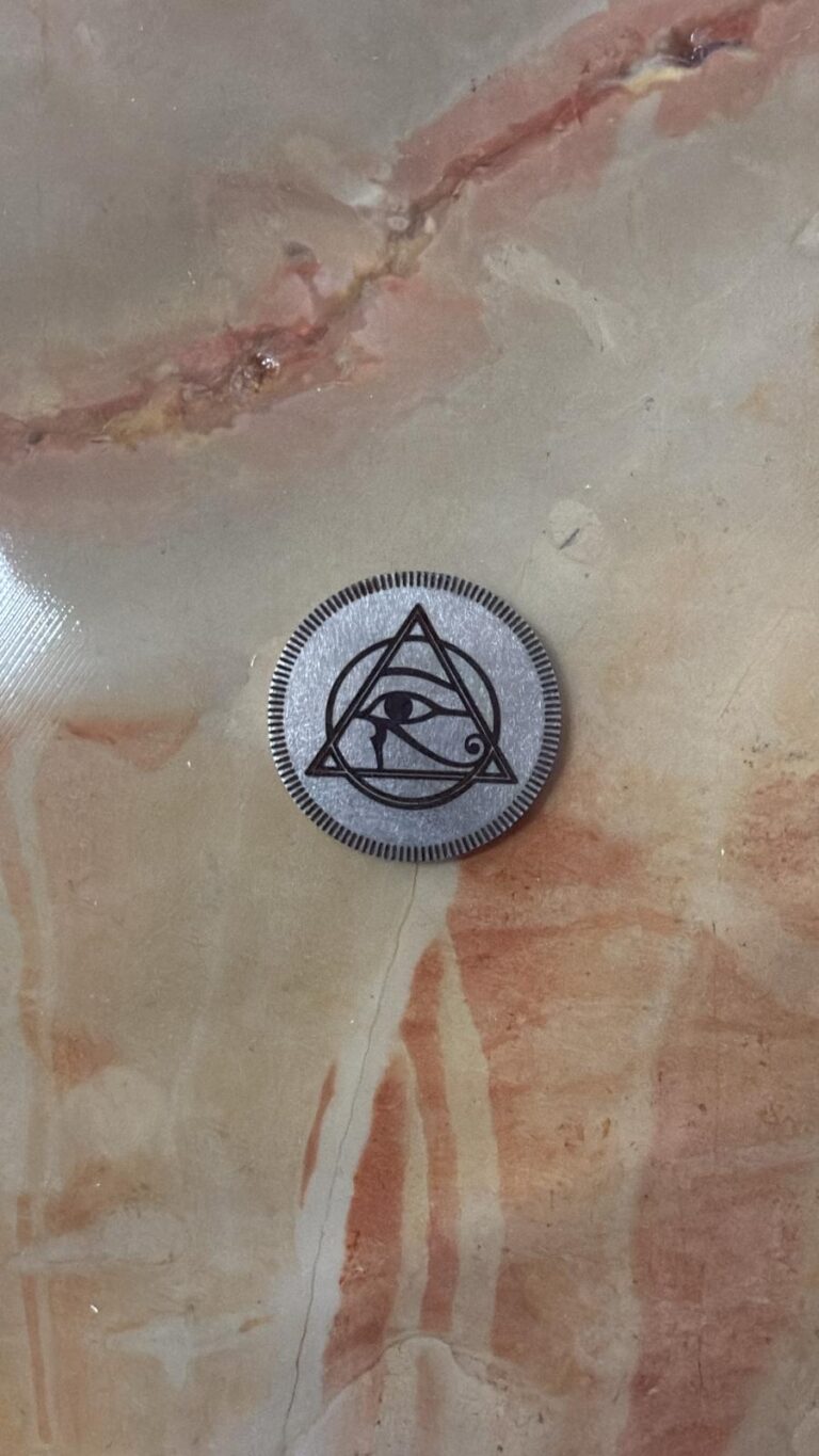 חריטה על מטבע מתכת אילומינטי