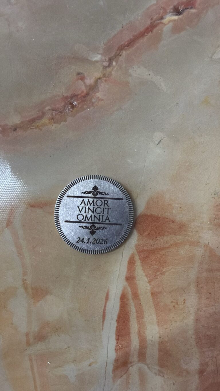 חריטה על מטבע מתכת בעיצוב מיוחד