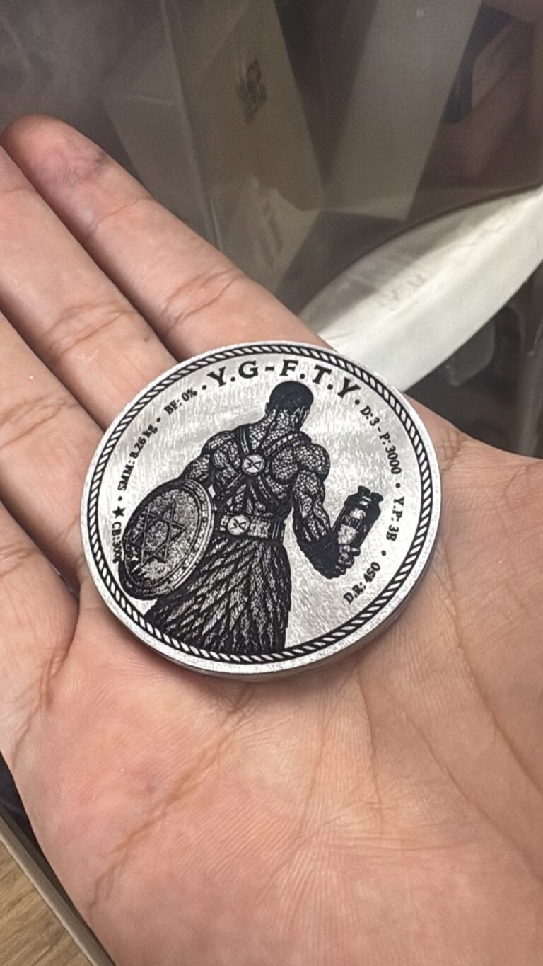 חריטה על מטבע מתכת עם דמות לוחם אוחז מגן ובו מגן דוד ונתוני כושר YG FTY