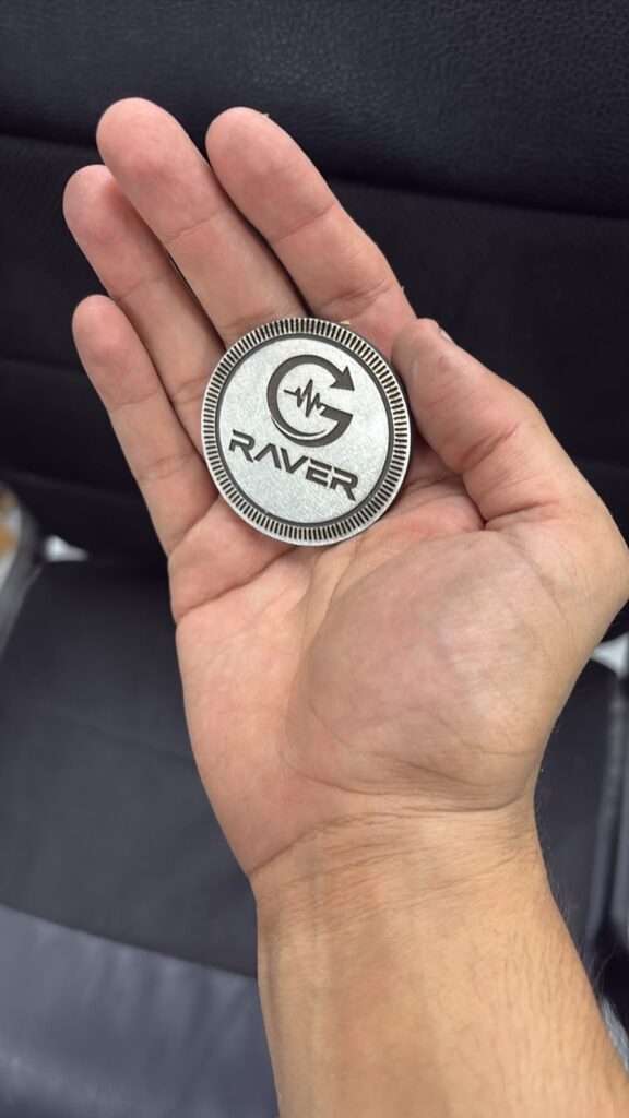 חריטה על מטבעות בלייזר: מטבע מתכת עם הלוגו G RAVER