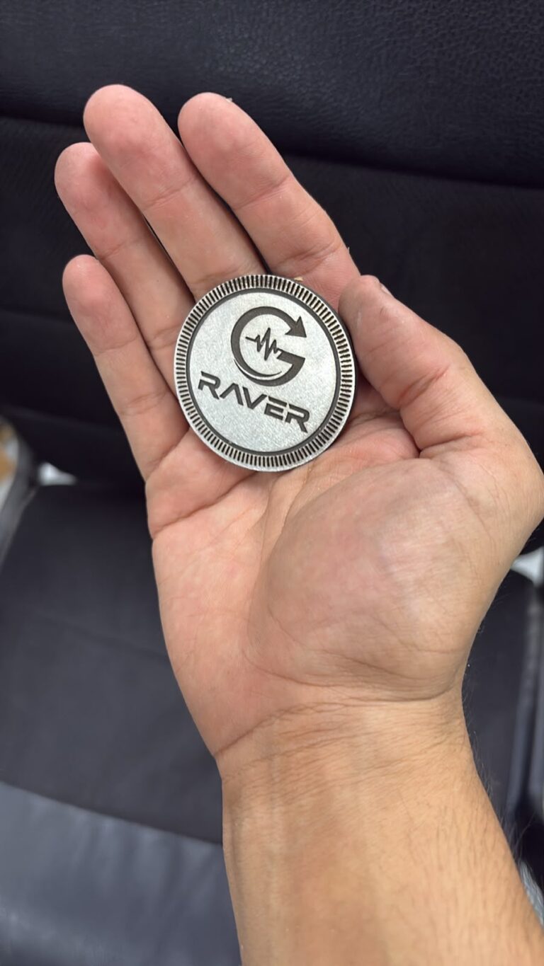חריטה על מטבע מתכת עם לוגו G RAVER
