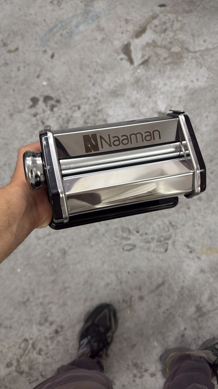 חריטה של הלוגו Naaman על מכונת פסטה מנירוסטה