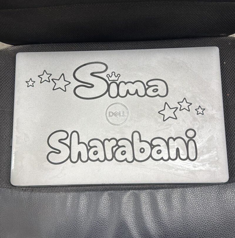חריטה על מכסה לפטופ עם שם ועיטור כתר וכוכבים