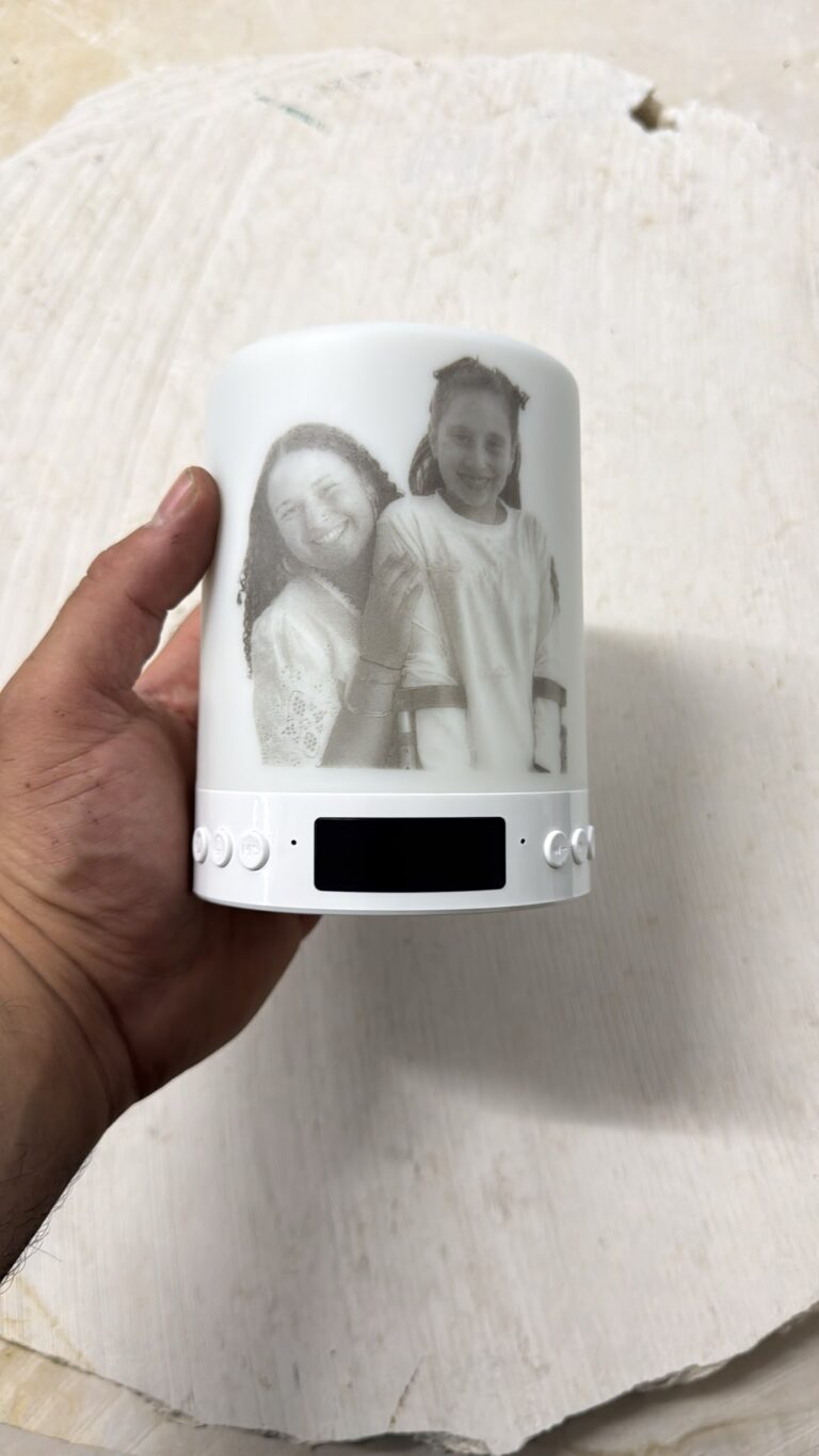 חריטה על מנורת לילה מהודרת עם תמונה של שתי חברות מחובקות