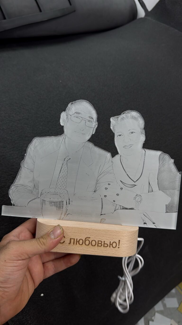 חריטה על מנורת לילה מהודרת עם תמונת זוג מבוגר והקדשה ברוסית С любовью