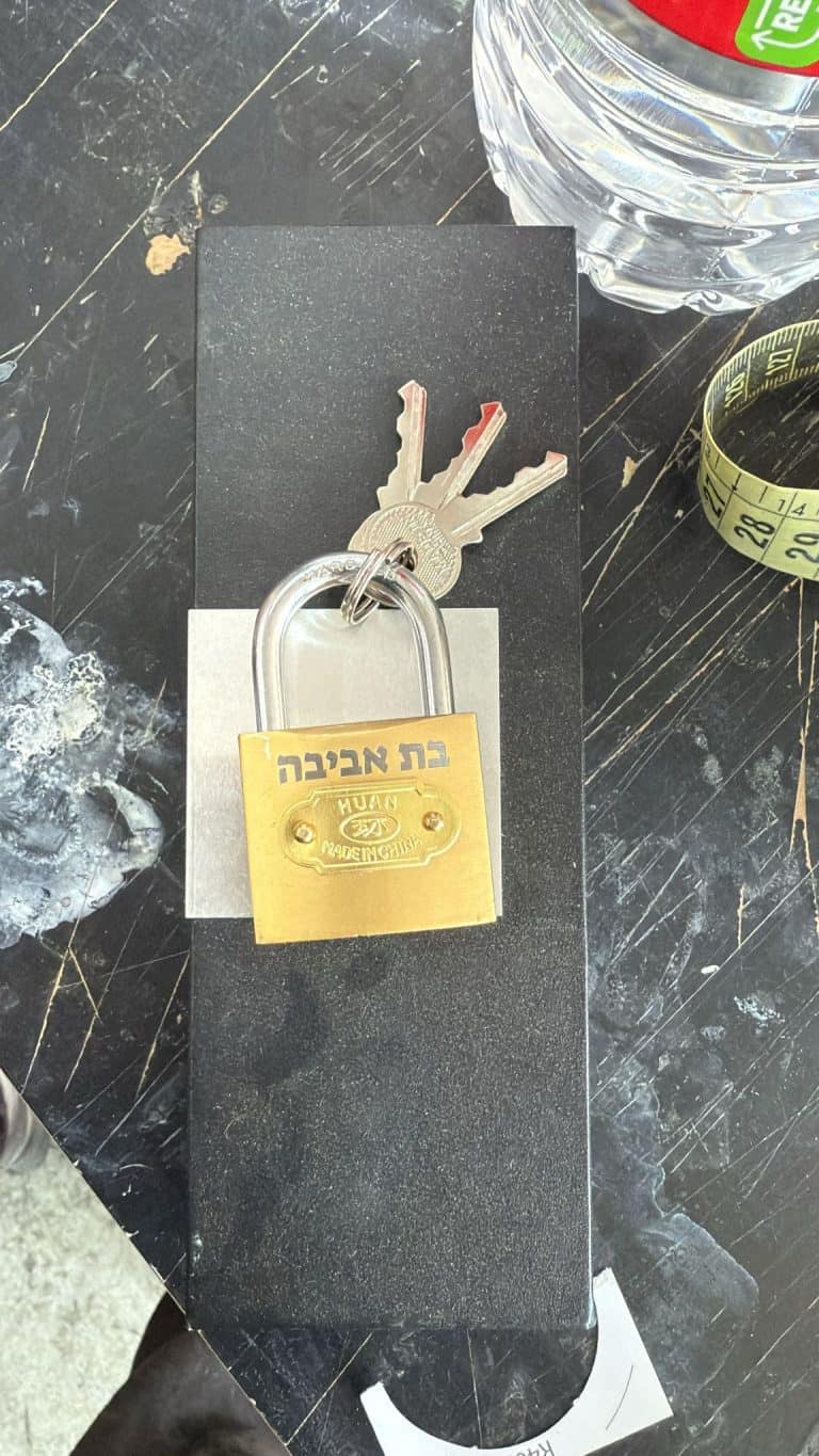 חריטה על מנעול בצד השני בת אביבה