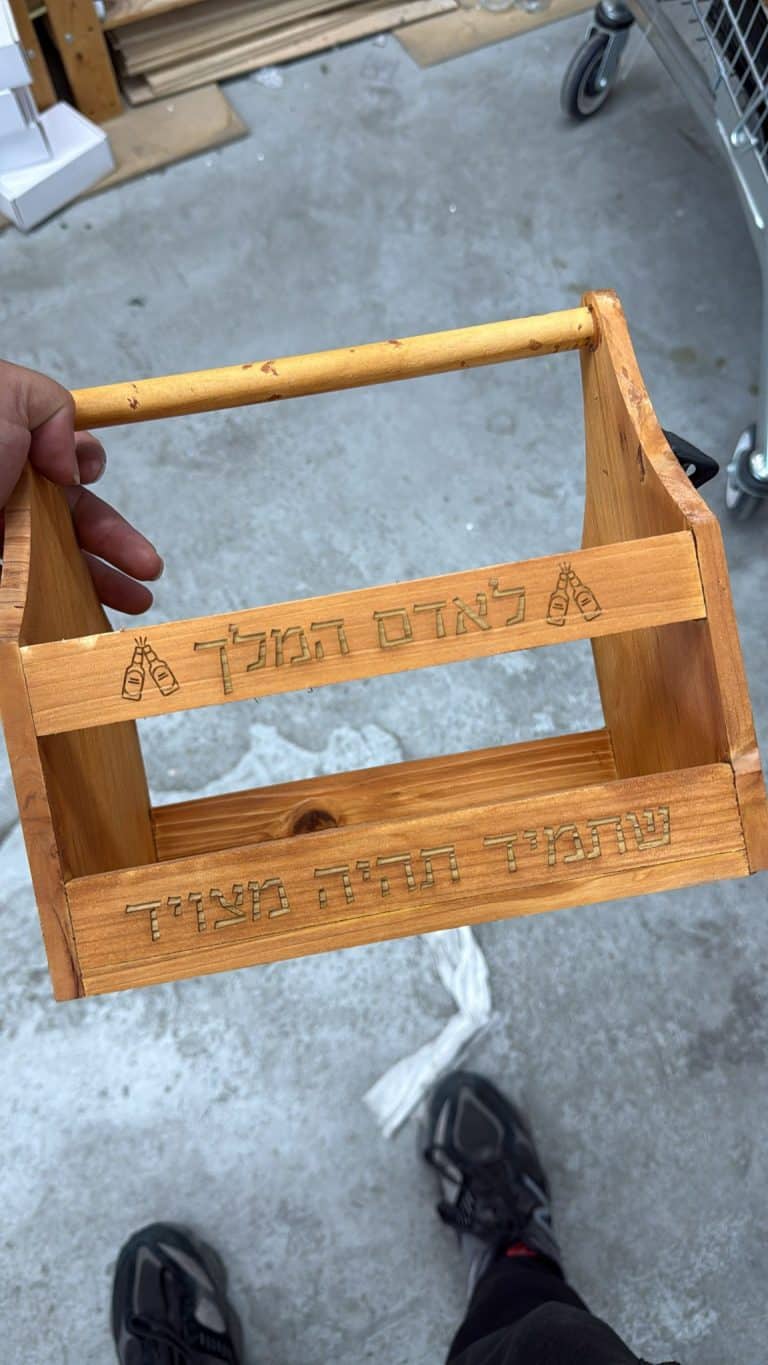 חריטה על מנשא עץ בירה לאדם המלך