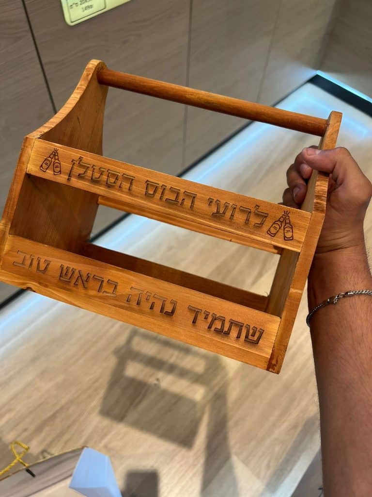 חריטה על מנשא עץ לבירות לרועי הבוס הסטלן