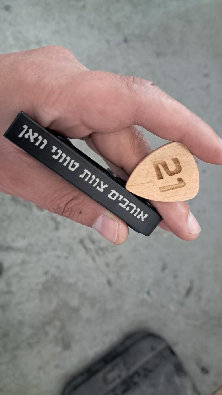חריטה על מפרט גיטרה מעץ עם הספרה 21 וקופסה שחורה אוהבים צוות טוני וואן