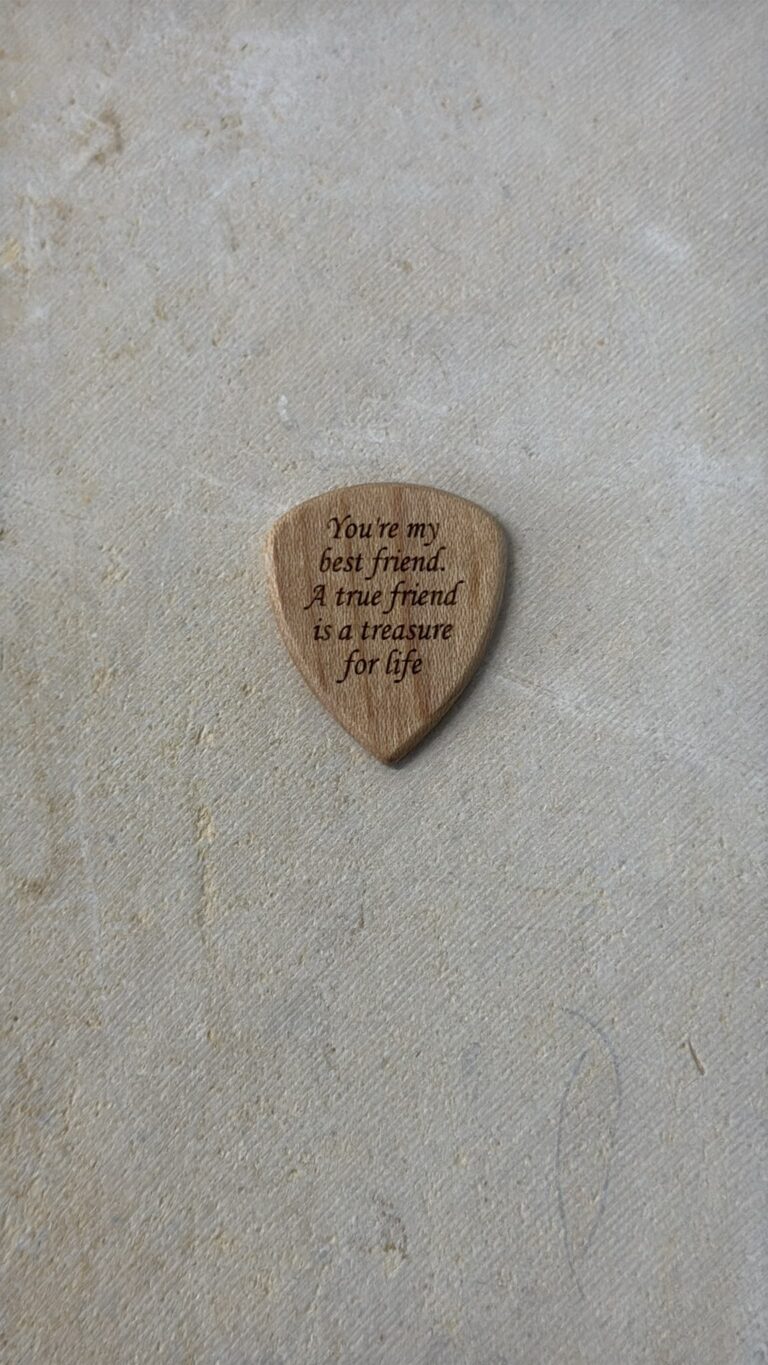 חריטה על מפרט מעץ לגיטרה A true friend is a treasure for life