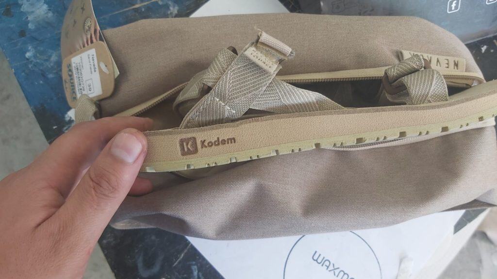 חריטה על נעל לוגו קודם