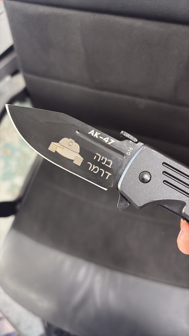 חריטה על סכין קומנדו שחורה עם טנק וכיתוב AK 47 לבניה דרמר