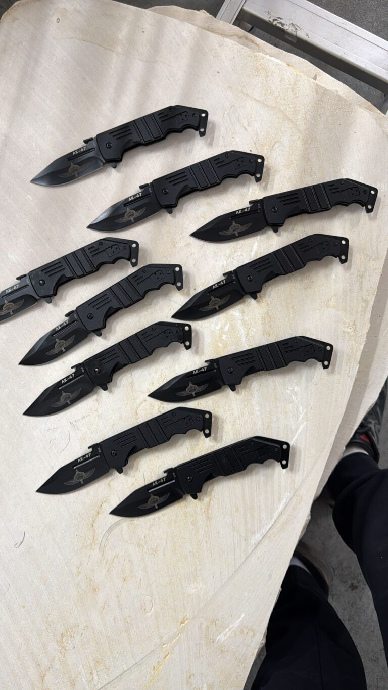 חריטה על סכינים מתקפלות AK-47 מתכת שחורה עם סמל כנף צנחנים