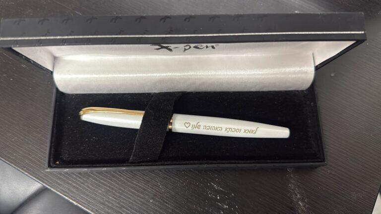 חריטה על עט X-Pen לבן עם קצוות זהב עם הקדשת אהבה