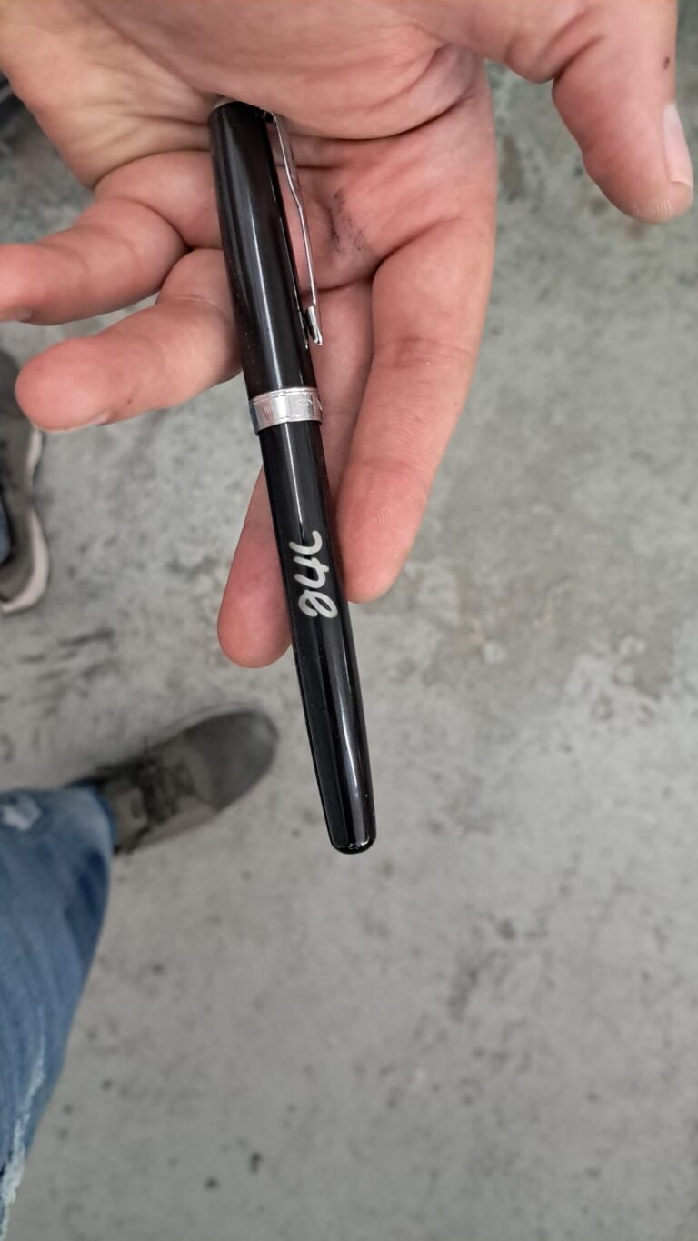 חריטה על עט מתכת שחור עם השם שחר
