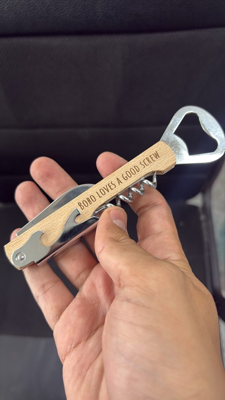 חריטה על פותחן יין מעץ עם חולץ פקקים BOBO LOVES A GOOD SCREW