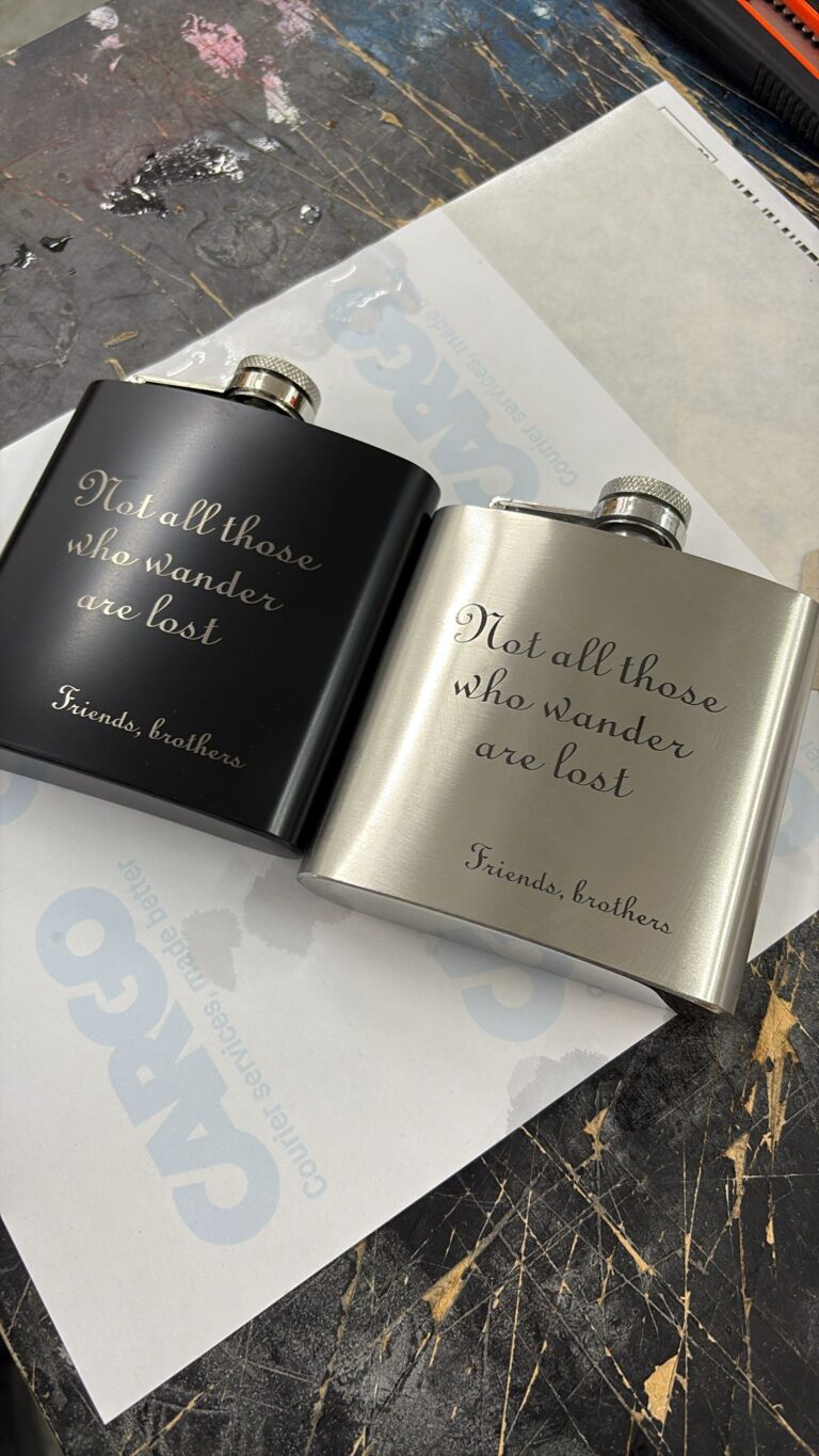 חריטה על פלאסק נירוסטה ופלאסק שחור Not all those who wander are lost Friends brothers
