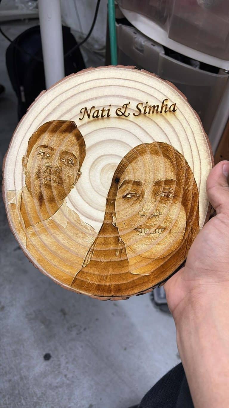 חריטה על פרוסת גזע נתי ושמחה