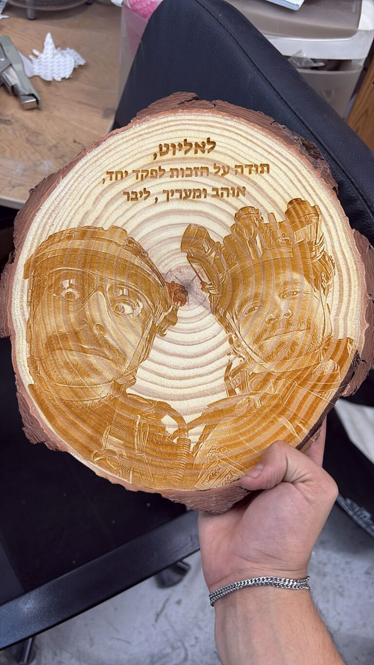 חריטה על פרוסת גזע עץ דיוקן שני ילדים והקדשה לאליוט מליבר