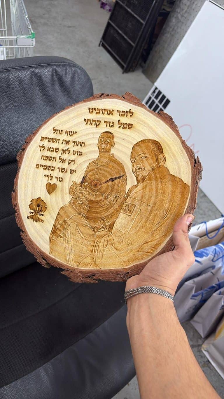 חריטה על פרוסת גזע עץ לזכר אהובינו