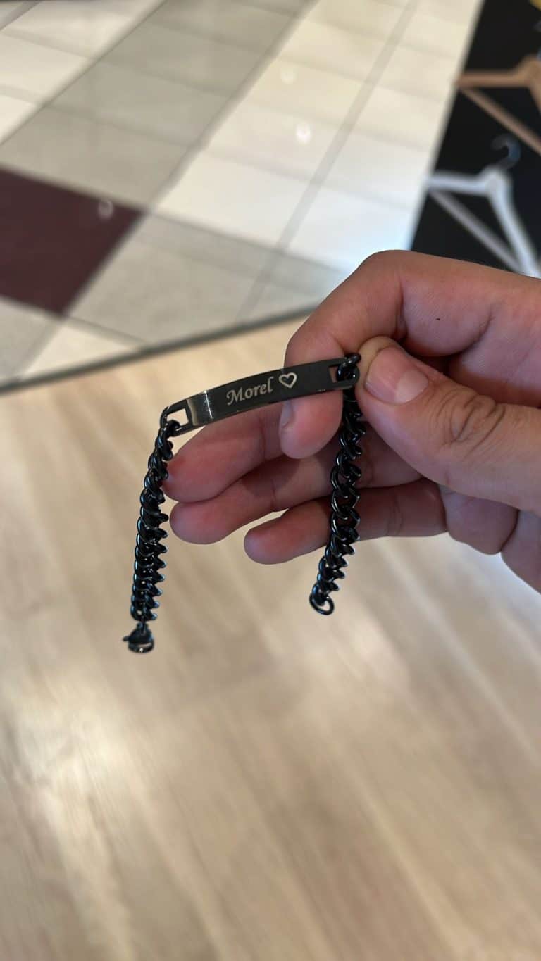 חריטה על צמיד שחור שם באנגלית