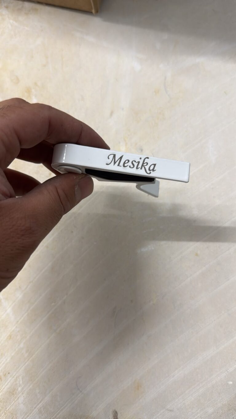 חריטה על קאפו לגיטרה לבן עם השם Mesika