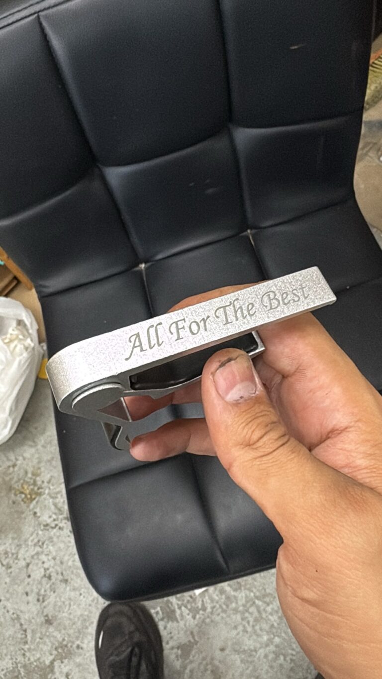 חריטה על קאפו לגיטרה ממתכת All For The Best