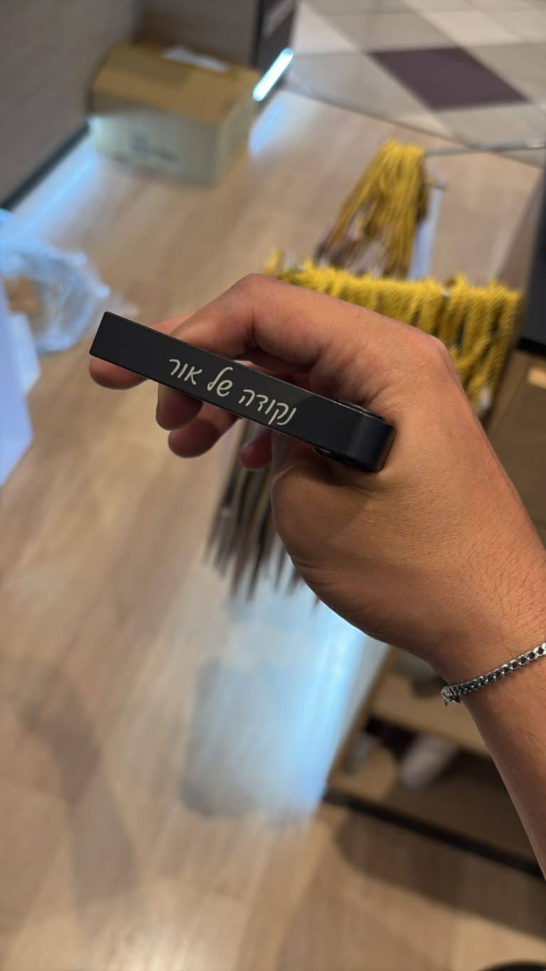 חריטה על קאפו שחור נקודה של אור
