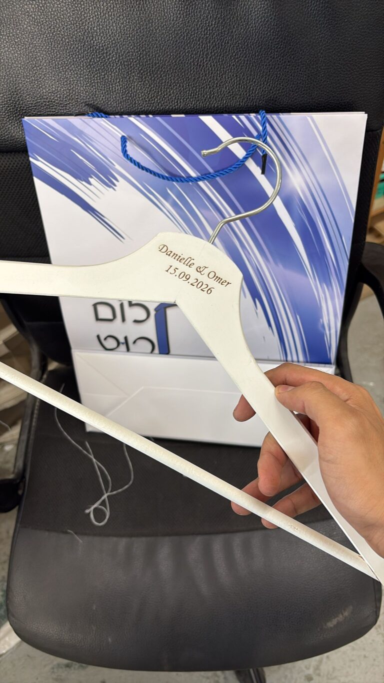קולב עץ לחתונה עם השמות והתאריך