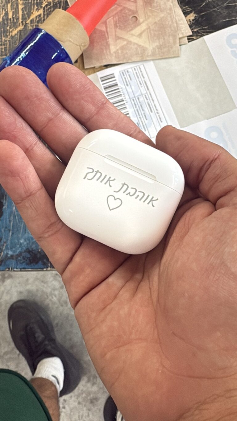 חריטה על קופסת אוזניות איירפודס אוהבת אותך עם לב