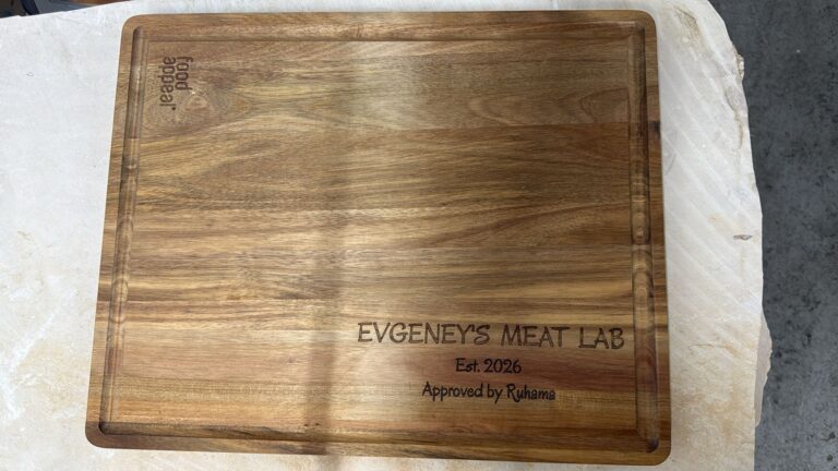 חריטה על קרש חיתוך שיטה EVGENEY'S MEAT LAB Est 2026 Approved by Ruhama