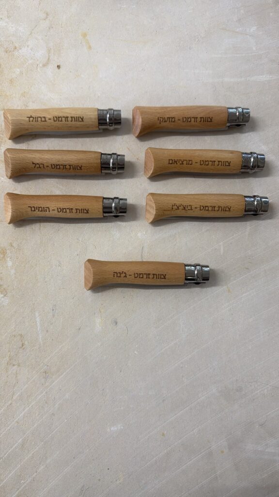 שבע סכיני אופינל מעץ עם חריטה לחברי צוות