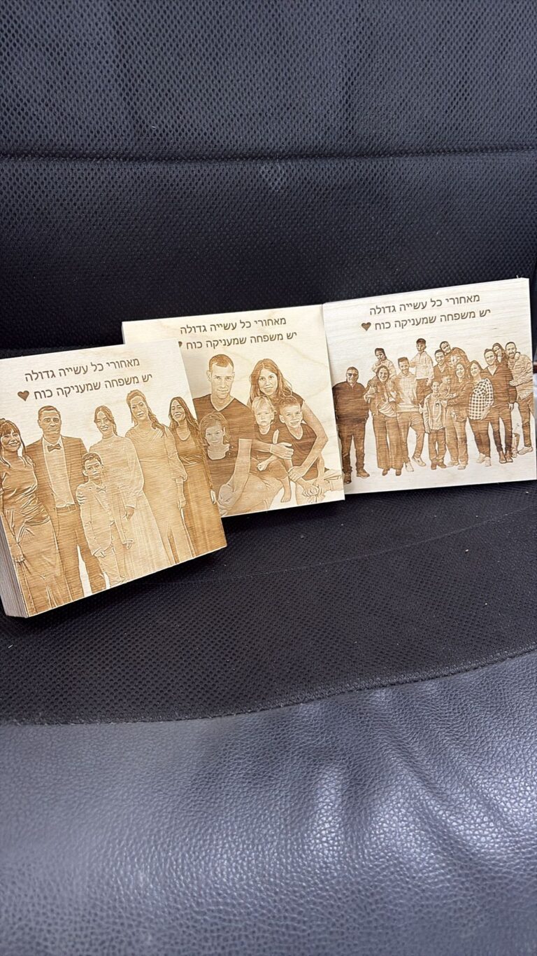 חריטה על שלושה בלוקי עץ עם תמונות משפחה מאחורי כל עשייה גדולה
