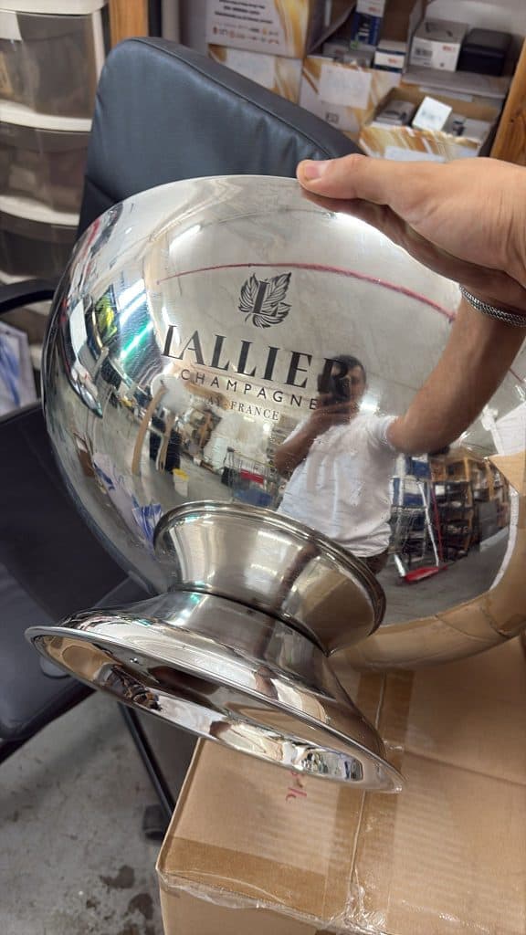 חריטה על שמפניירה גדולה עם לוגו של יקב