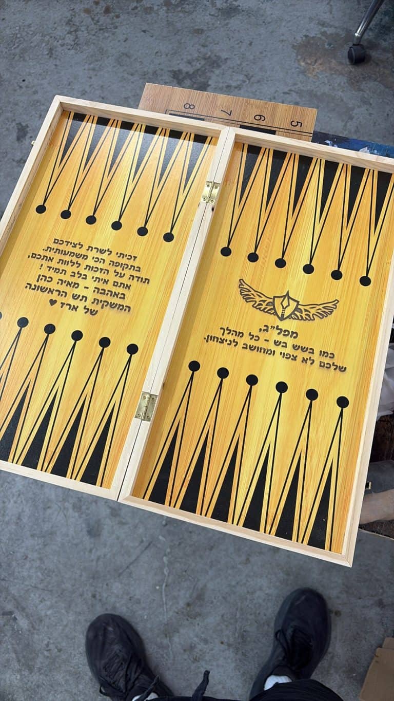 חריטה על שש בש מפלג