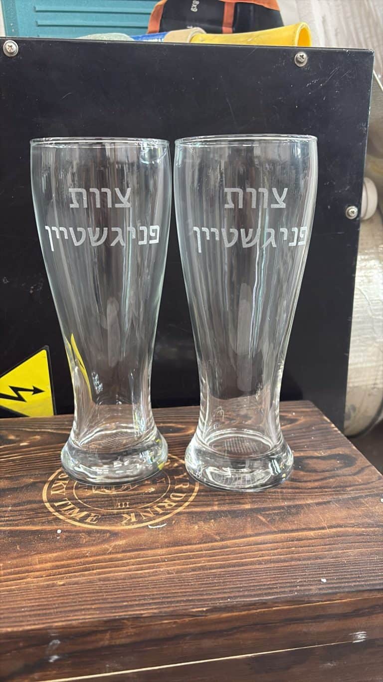 חריטה צוות פניגשטיין על כוסות בירה