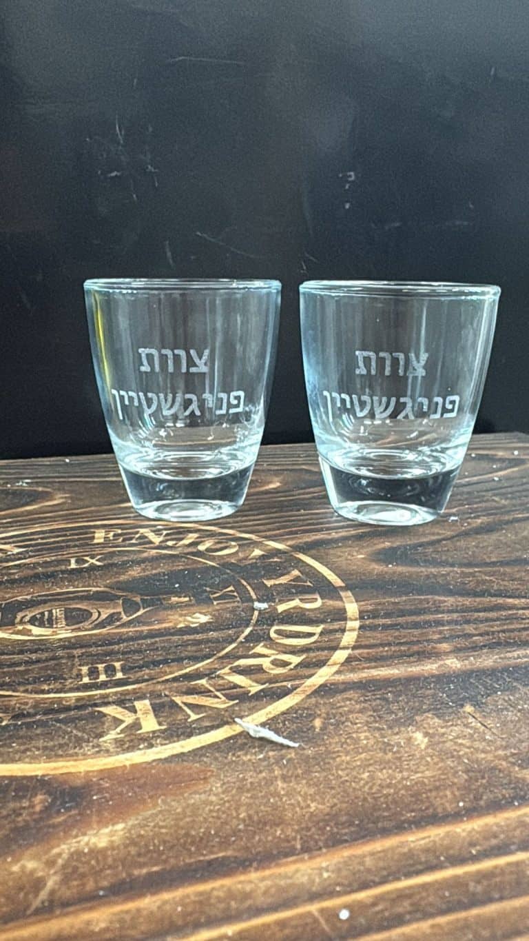 חריטה צוות פניגשטיין על כוסות צ'ייסר