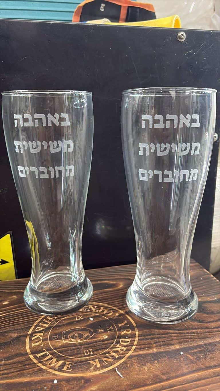 חריטה שישית מחוברים על כוסות בירה