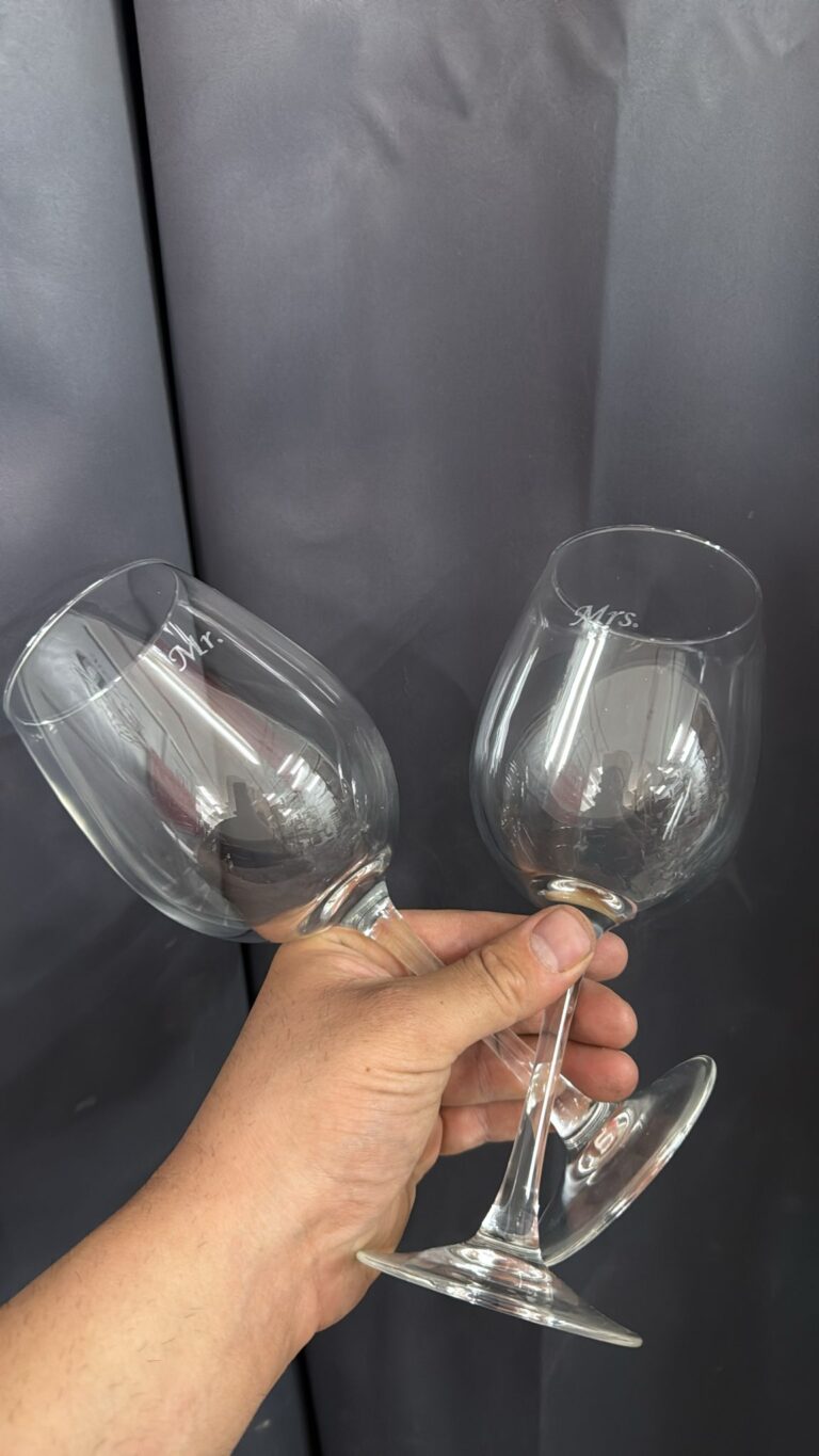 חריטה של Mr ו Mrs על זוג כוסות יין זכוכית לזוג נשוי