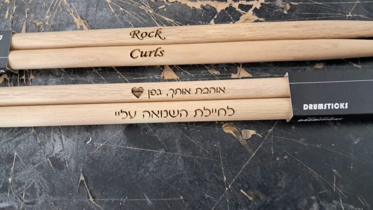 חריטה של Rock Curls והקדשה אוהבת אותך גפן על מקלות תופים מעץ