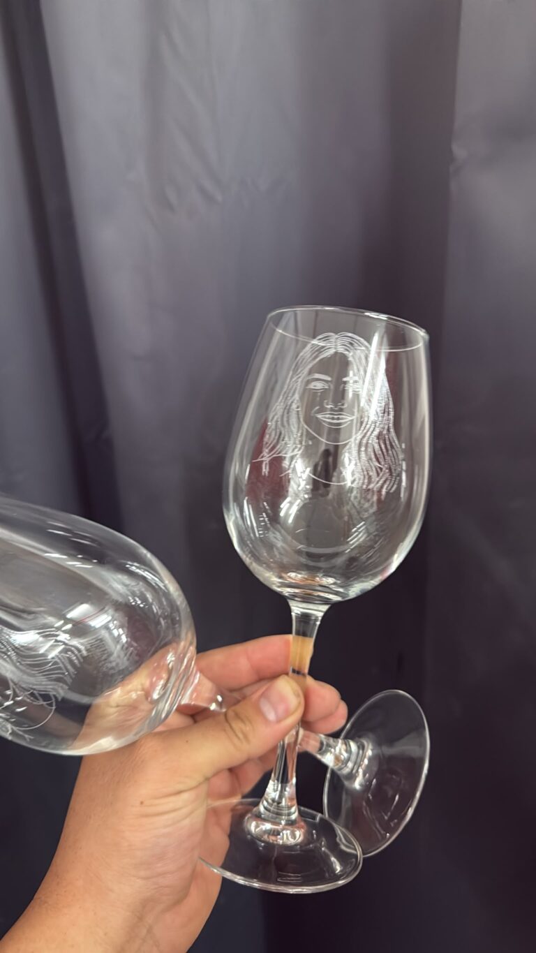 חריטה של דיוקן אישה עם שיער ארוך על זוג כוסות יין מזכוכית