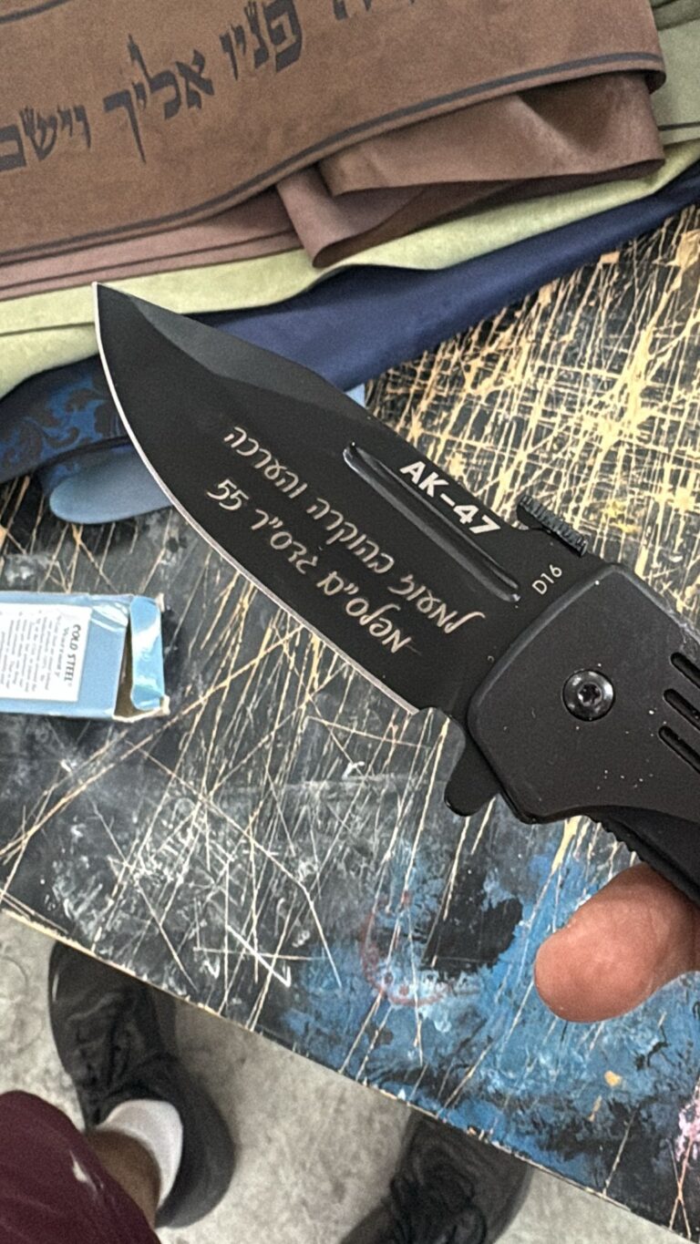 חריטה של הקדשה אישית בעברית על להב אולר מתקפל AK-47 שחור